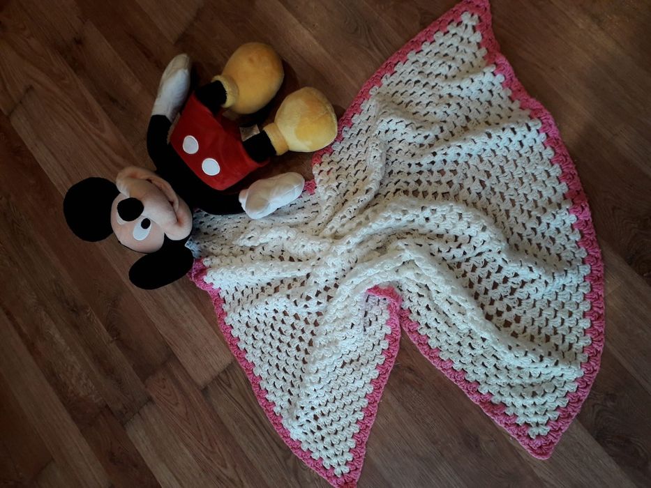 Декоративный плед с розовой окантовкой 80/80 см.