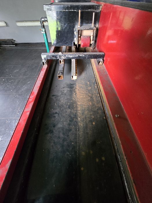 Wielopiła do cegły z taśmociągiem