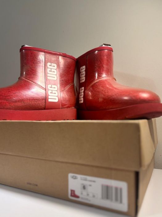 Червоні UGG в пілвці