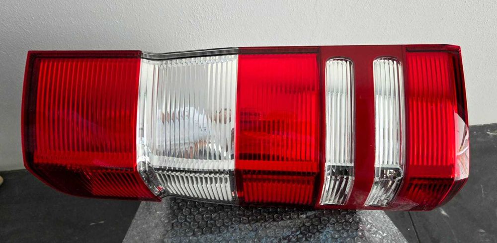 Farol traseiro esquerdo de uma Mercedes Sprinter 2006 a 2018