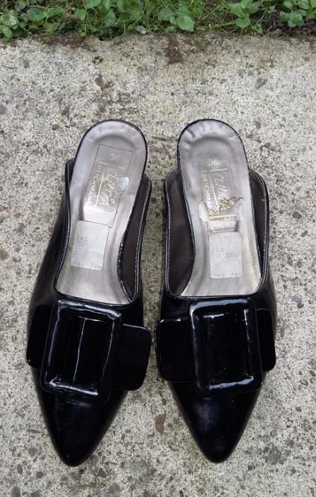 eleganckie lakierkowe klapki na niskim obcasie