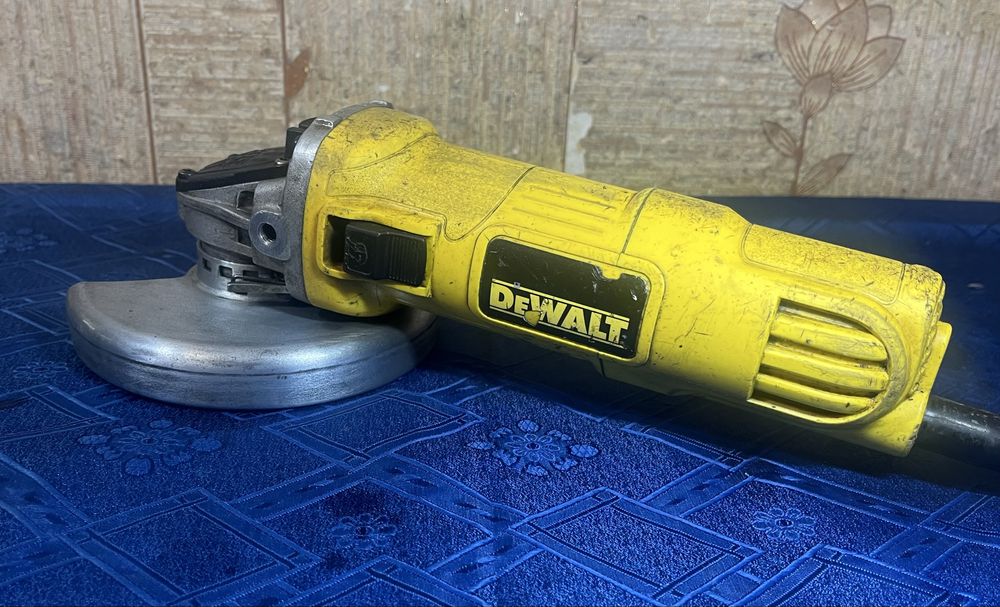 DeWALT DWE4057 Болгарка 125мм 800Вт