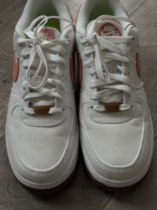 Жіночі кросівки NIKE WMNS AIR FORCE 1 '07 SE р.39