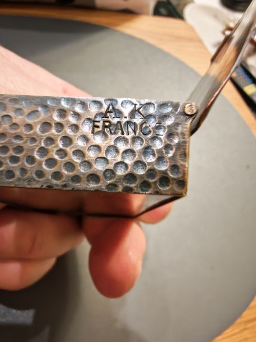 Dwa posrebrzane przedmioty tabakierka i etui na ołówek