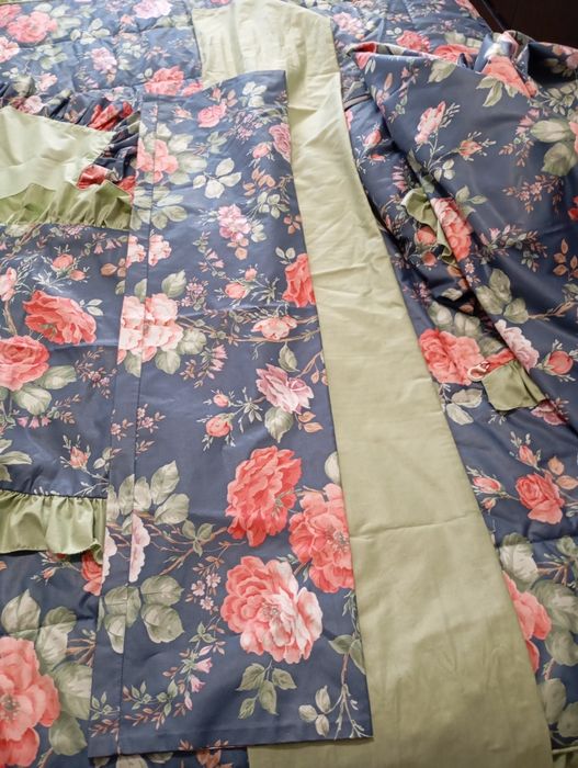 Colcha de casal com almofadas, travesseiros e camilhas. Oferta sanefa
