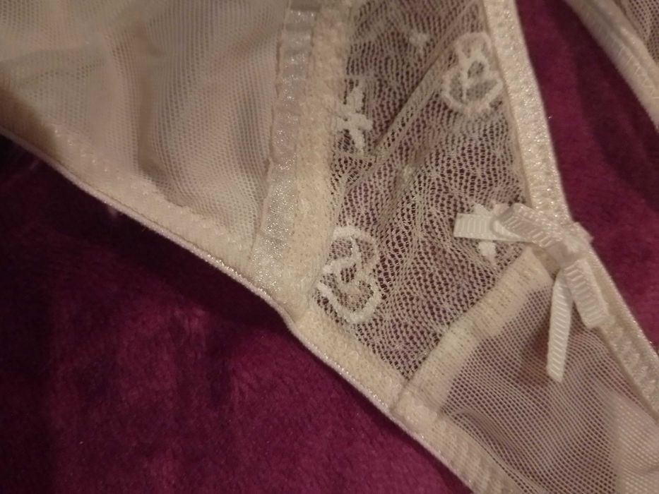 Białe logowane stringi Passionata