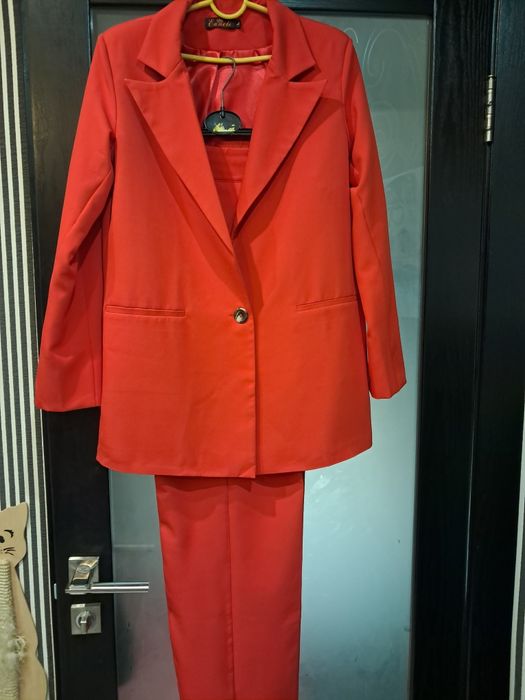 Стильний жіночий костюм трійка