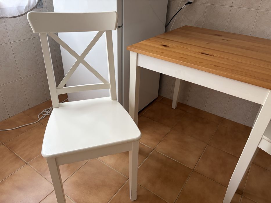 Mesa cozinha com duas cadeiras