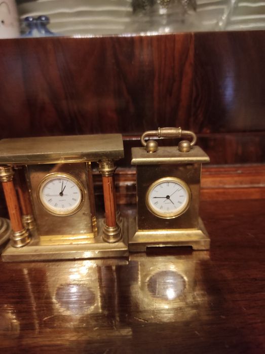 Coleção de relógios em metal pesados