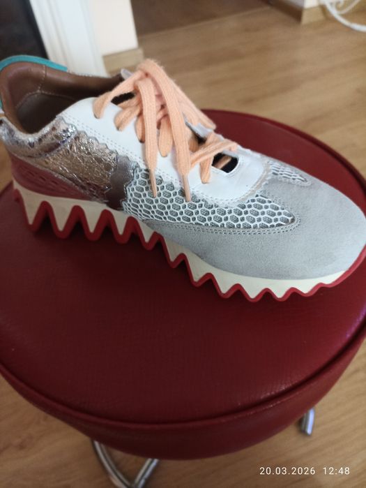 кросівки Christian Louboutin Loubishark у чудовому стані з оригінальною зубчастою підошвою та яскравим дизайном.
​Деталі оголошення:
​Б