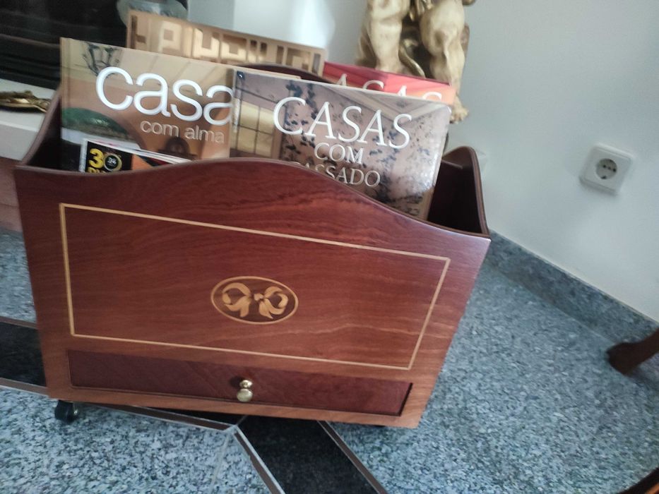 Porta- revistas clássico com rodas nos pés