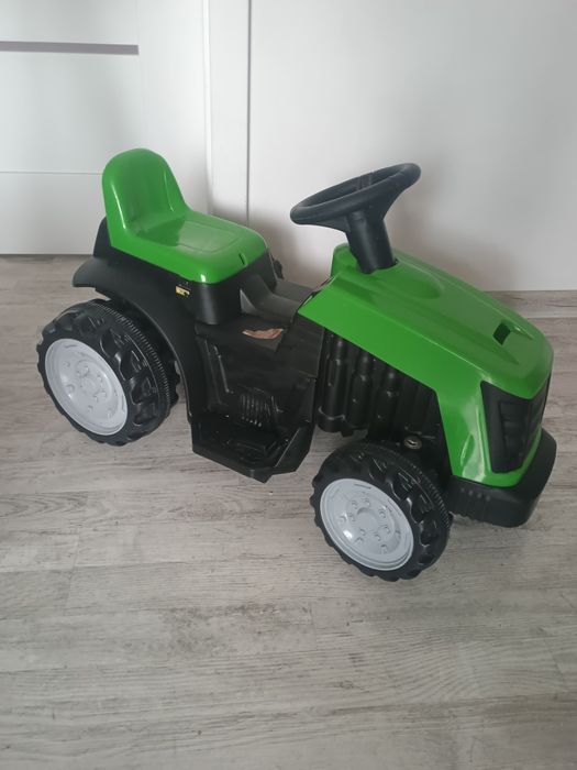 Traktor na baterie, akumulator, sam jeździ