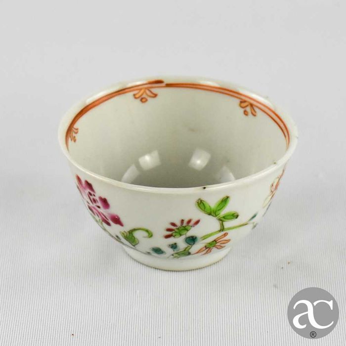 Taça porcelana da China, Qianlong, séc. XVIII, decorada com flores