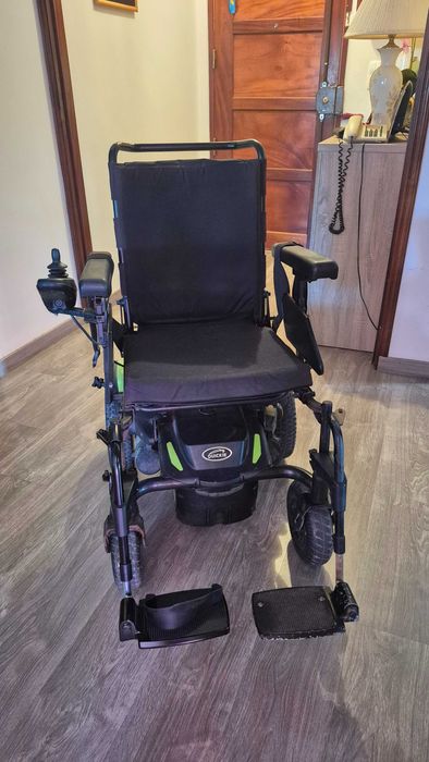 Cadeira de rodas eléctrica com bateria nova e em garantia