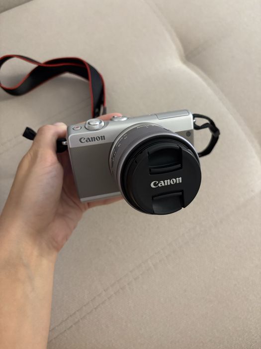 Canon EOS M100 mirrorless