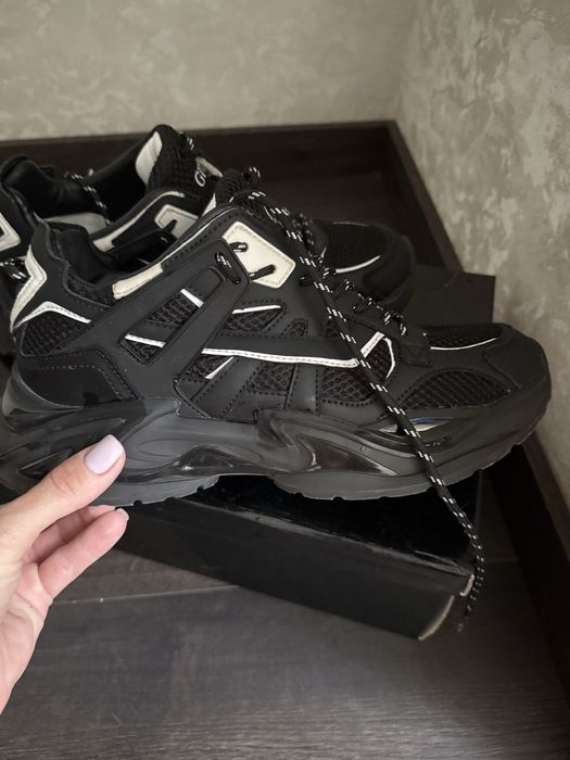 Кроссовки Guess (размер  41)