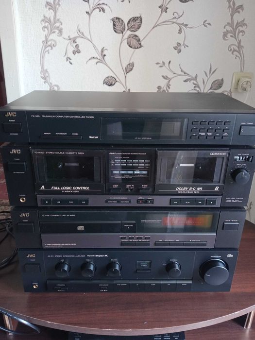 Продам стойку JVC. Из 4х аудио аппаратов.