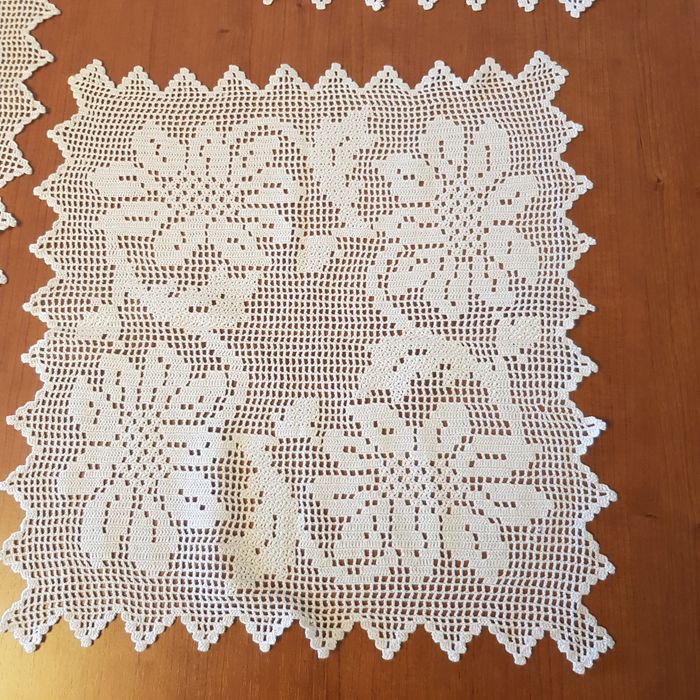 Conjunto de panos de renda feitos à mão