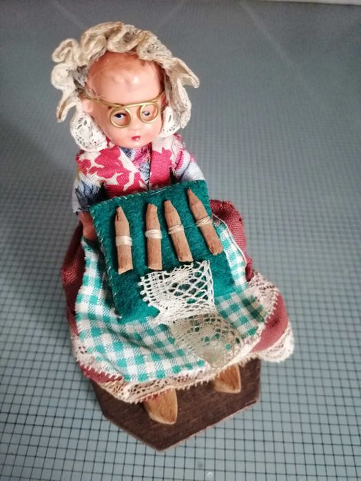 Boneca antiga bordadora de bilros