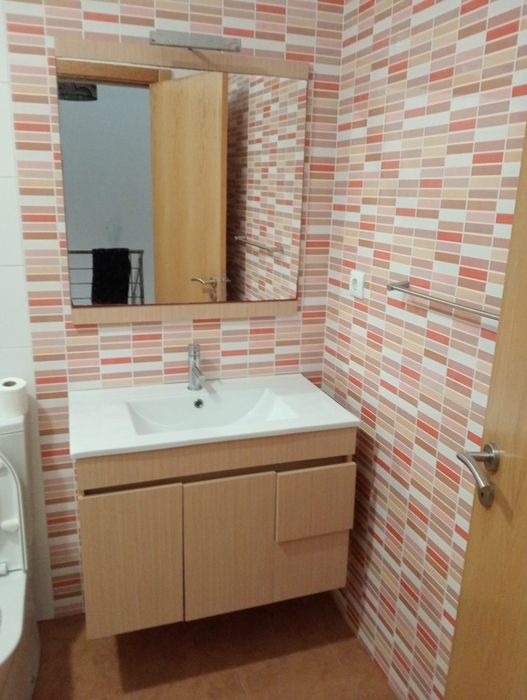 Móvel com espelho e lavatório incluído