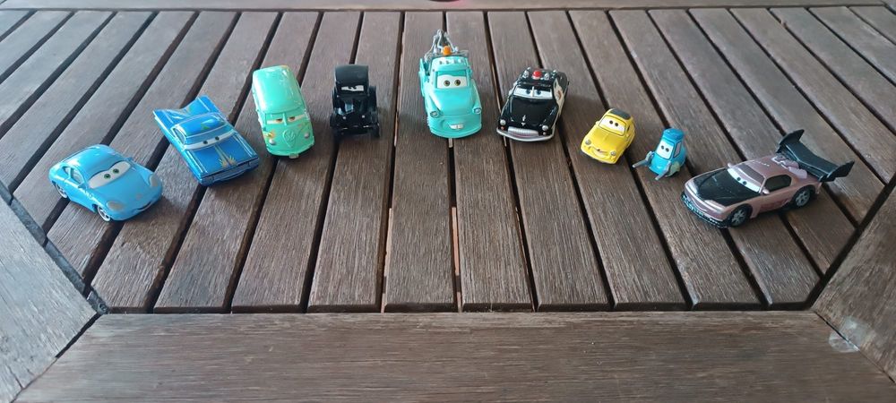 Brinquedos carros e aviões pixar