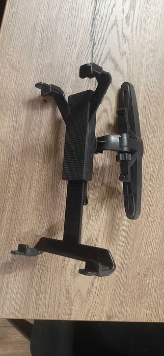 Uchwyt tabletu/smartfona na zagłówek fotela w samochodzie