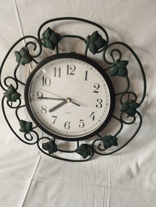 Relógio vintage de parede quartz com estrutura metálica