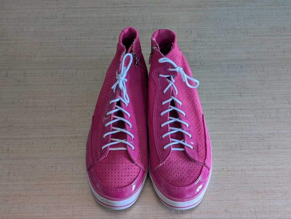 Рожеві жиночі кросівки