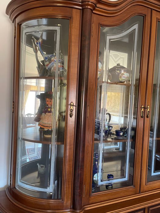 Buffet em nogueira com vitrina muito bom estado como novo