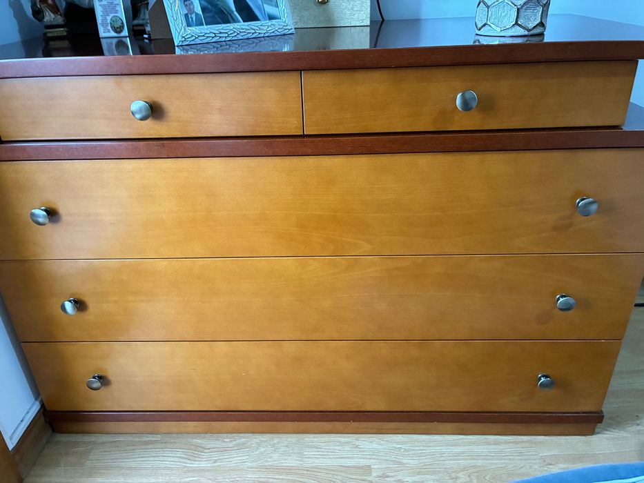 Cómoda e mesas cabeceira