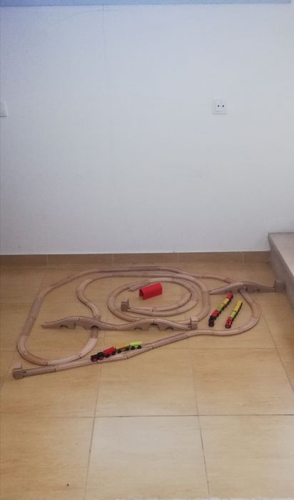 Conjunto de comboios +carris (74 peças) Ikea