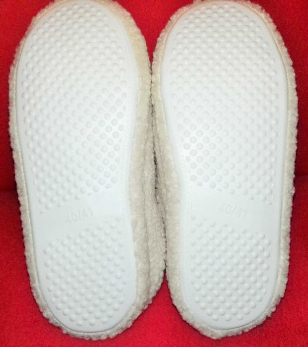 Miękkie kapcie wykonane z owczego? runa? beżowe