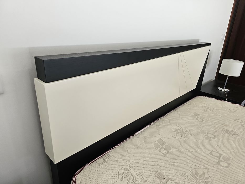 Cama, estrado, colchao mesas e movel de quarto