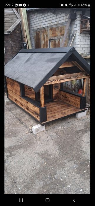 Большая деревянная будка