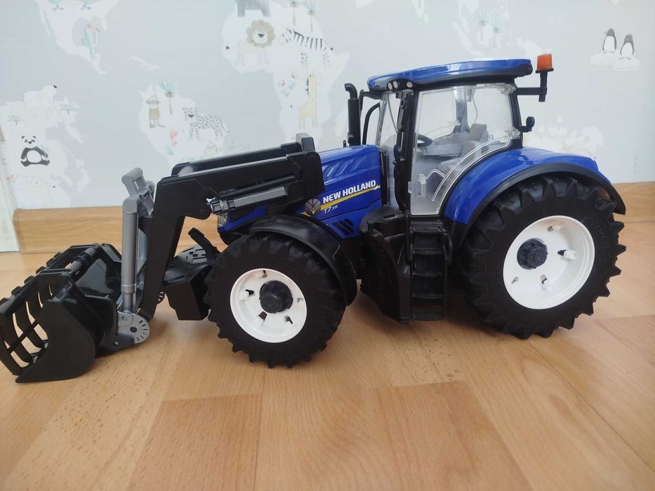 Трактор Bruder New Holland