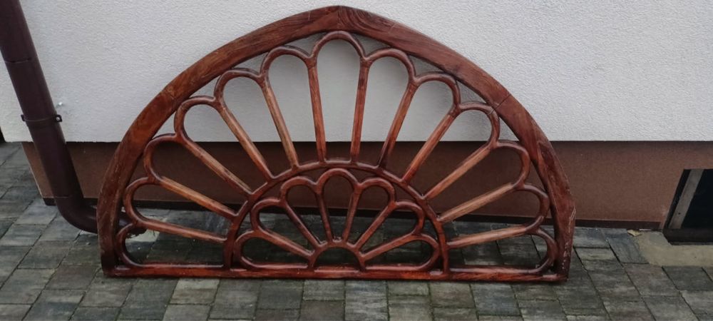 Drewniana ozdobna pergola