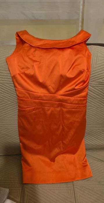 Sukienka w kolorze pomarańczowym.