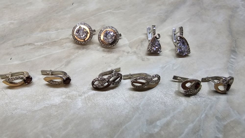 Серебрянные серьги в асортименте.