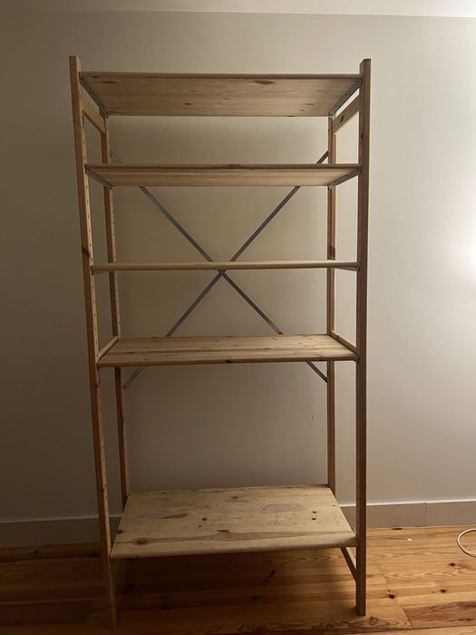 Estante de madeira