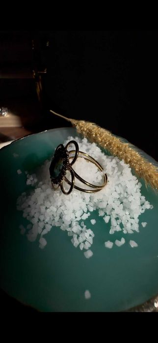 Flor de Encanto – Anel Dourado com Pedra Natural