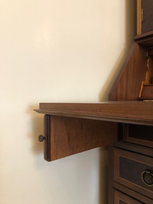 Estante antiga com escrivaninha em madeira e vidro