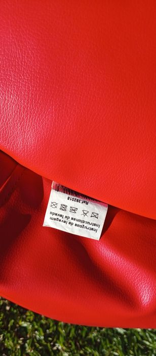 Puff vermelho em napa