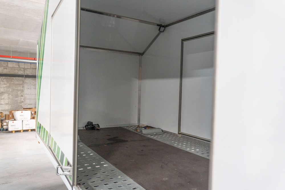 Reboque fechado para transporte de carros de luxo; rally; Velocidade