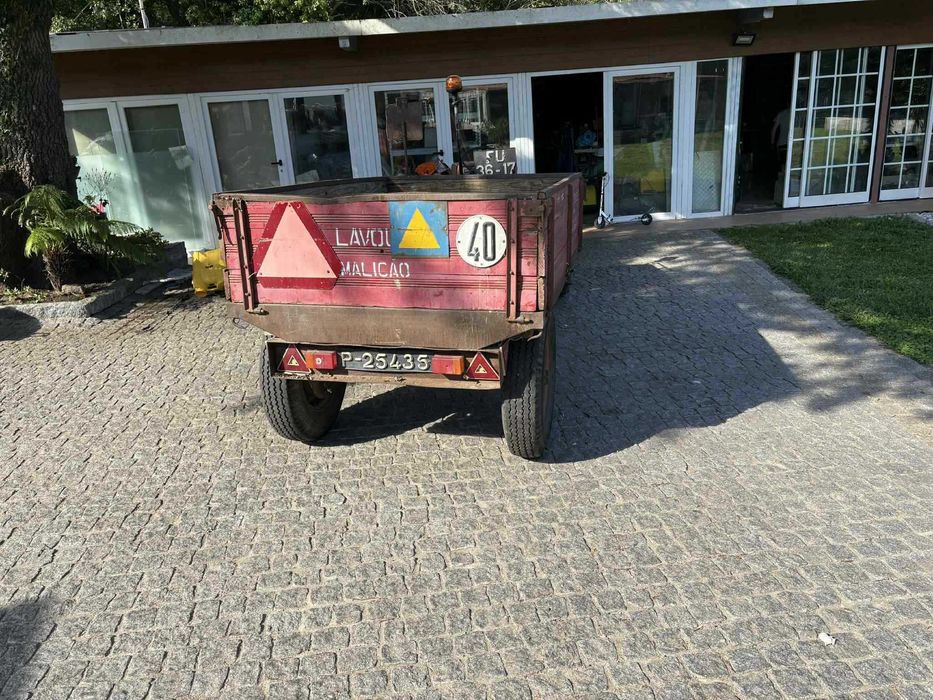 Reboque atrelado matriculado com documentos da marca lavoura