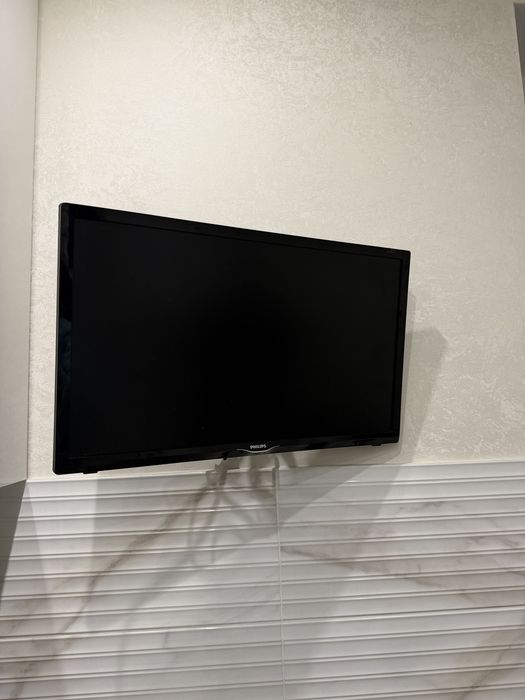 Телевізор Philips 24 дюйми + smart TV + кронштейн