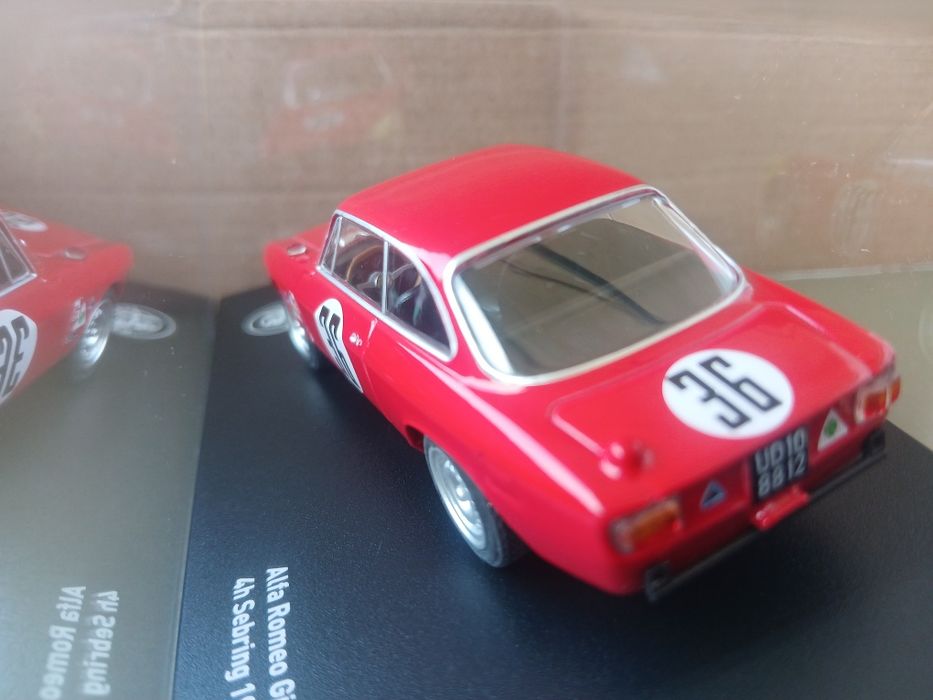 Miniaturas 1/43 Alfa Romeu Giulia e 33Tt em estado novo