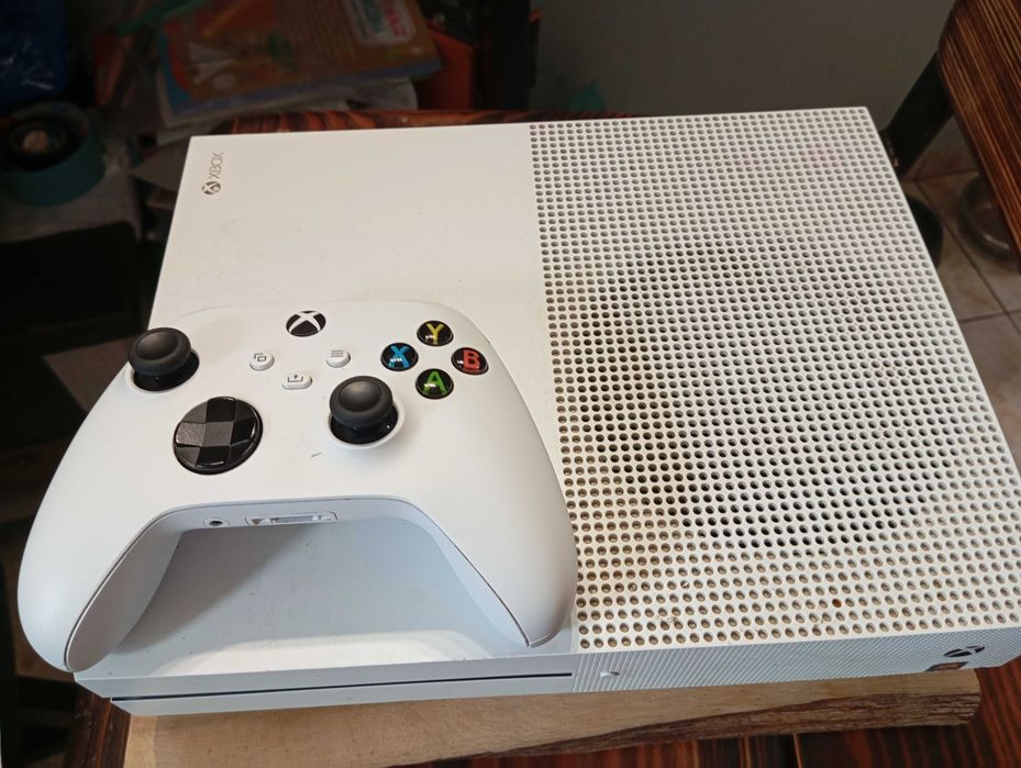 Konsola, Xbox one s, z dzialajacym padem. I z grami