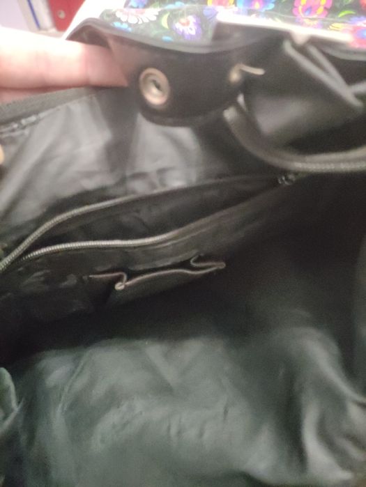 Torebka w kolorze czarnym. Pomieści format A4.