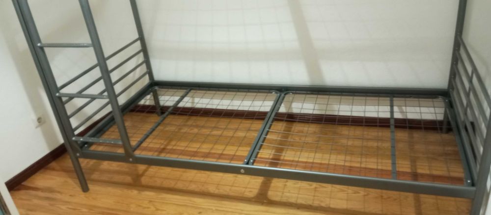Beliche IKEA com colchões e gaveta arrumação