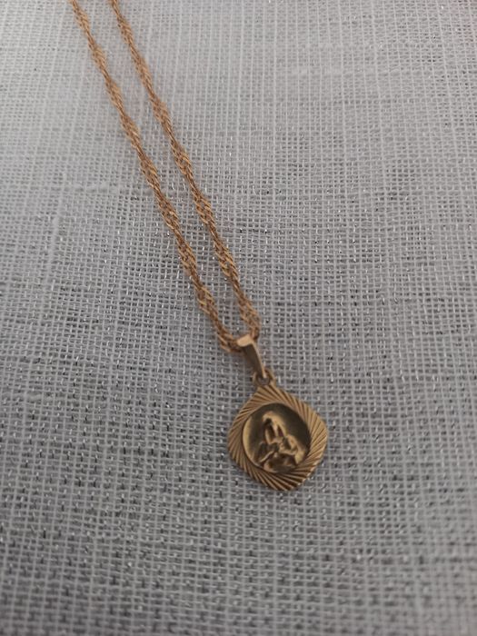 Złoty łańcuszek z zawieszką p.585